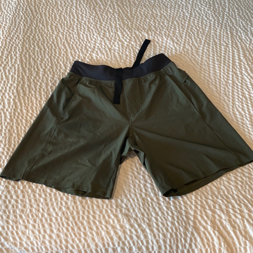 ✅ Near new Olive Green 6in inseam